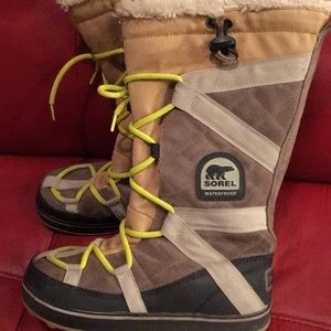 Women’s Sorel galaxy explorer boots.